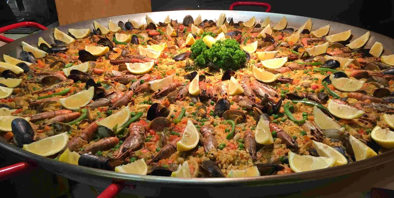 Ogromna paella z krewetkami, małżami i cytryną. Idealny przepis na paellę dla całej rodziny.