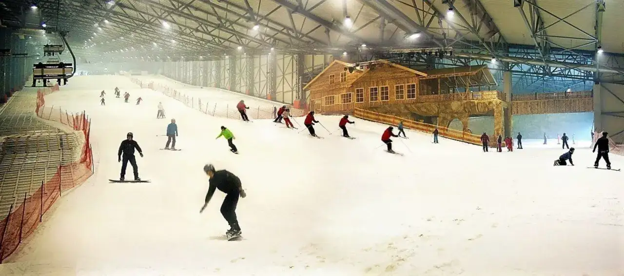 Odkryj **druskienniki atrakcje** w krytym stoku narciarskim. Ludzie jeżdżą na nartach i snowboardzie, ciesząc się zimową zabawą przez cały rok.