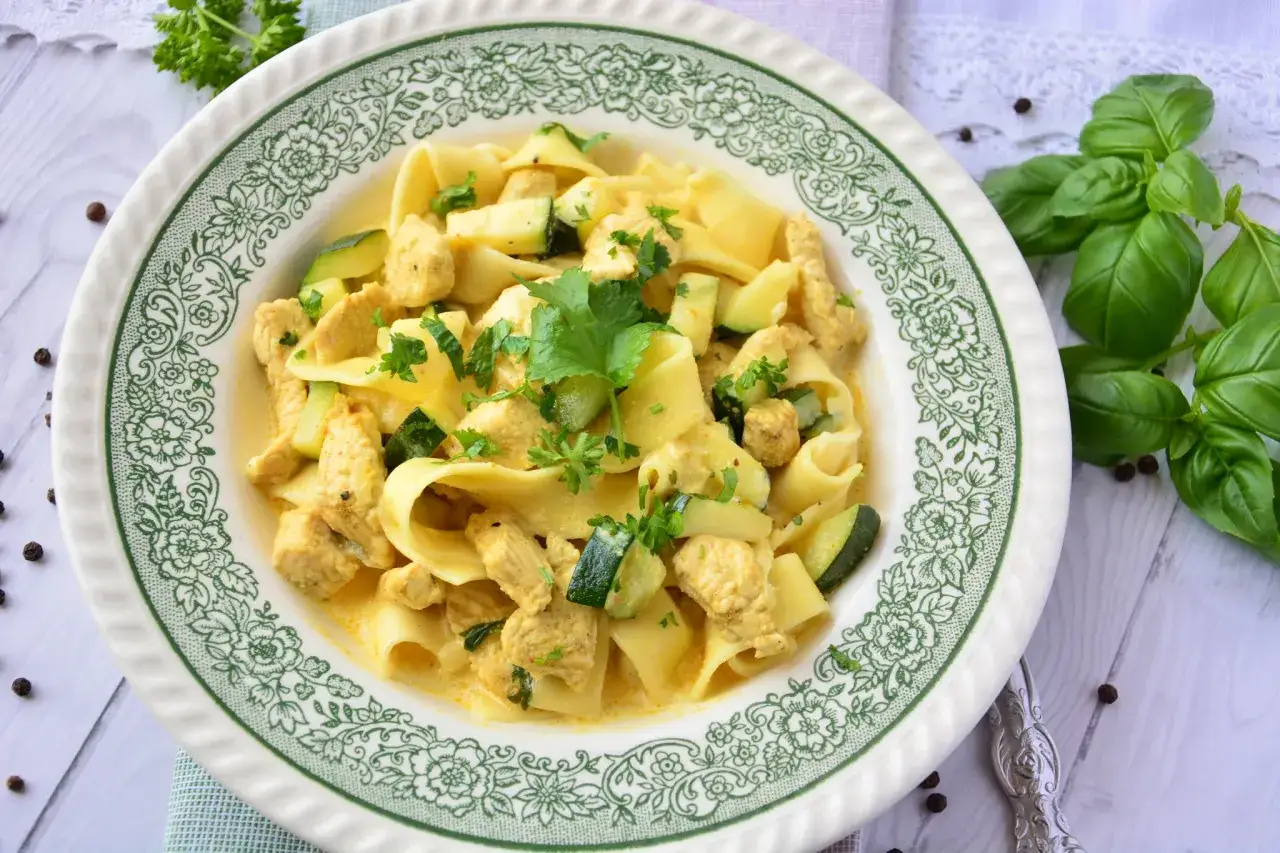Szybkie dania z cukinii makaron curry kurczak
