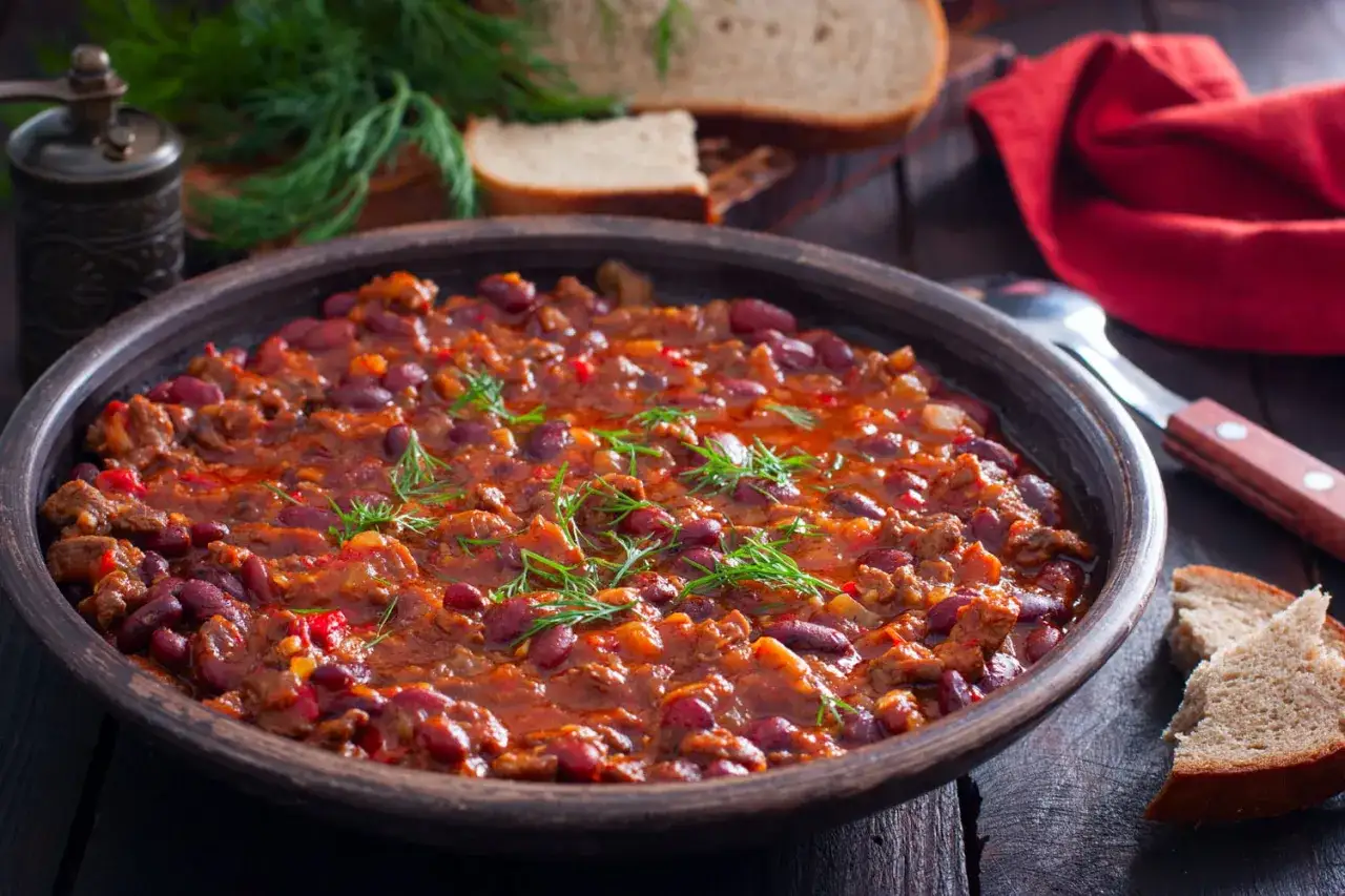 Un plat de haricots rouges mijot&eacute;s avec de la viande et des &eacute;pices, garni d'aneth. Une excellente recette haricot rouge pour un repas r&eacute;confortant.