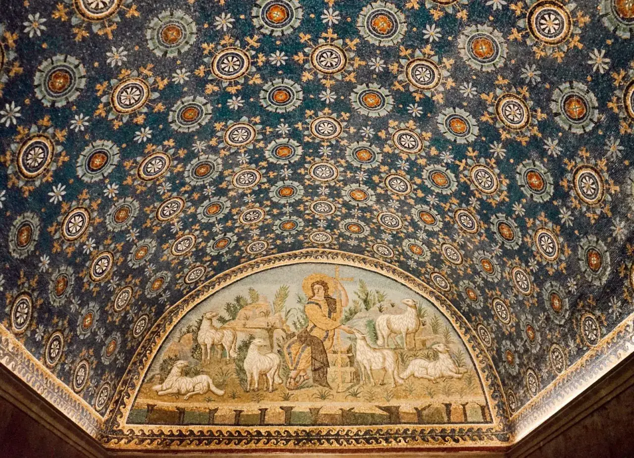 Mosaico celeste con figure di pecore e un pastore, una delle **attrazioni Ravenna** pi&ugrave; affascinanti.