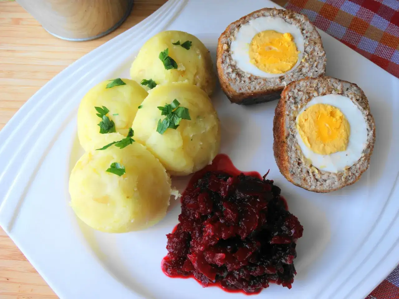 Pyszne jajka po szkocku z ziemniakami i buraczkami. Idealny obiad dla całej rodziny.