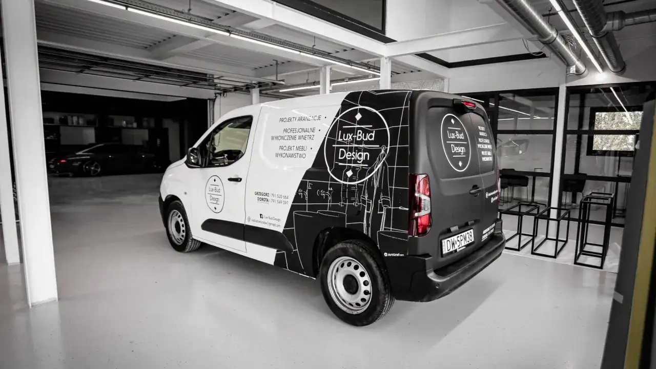 Reklama na samochodzie Lux-Bud Design to świetny sposób na zarobek. Auto oklejone grafiką z ofertą projektowania i wykonania wnętrz.