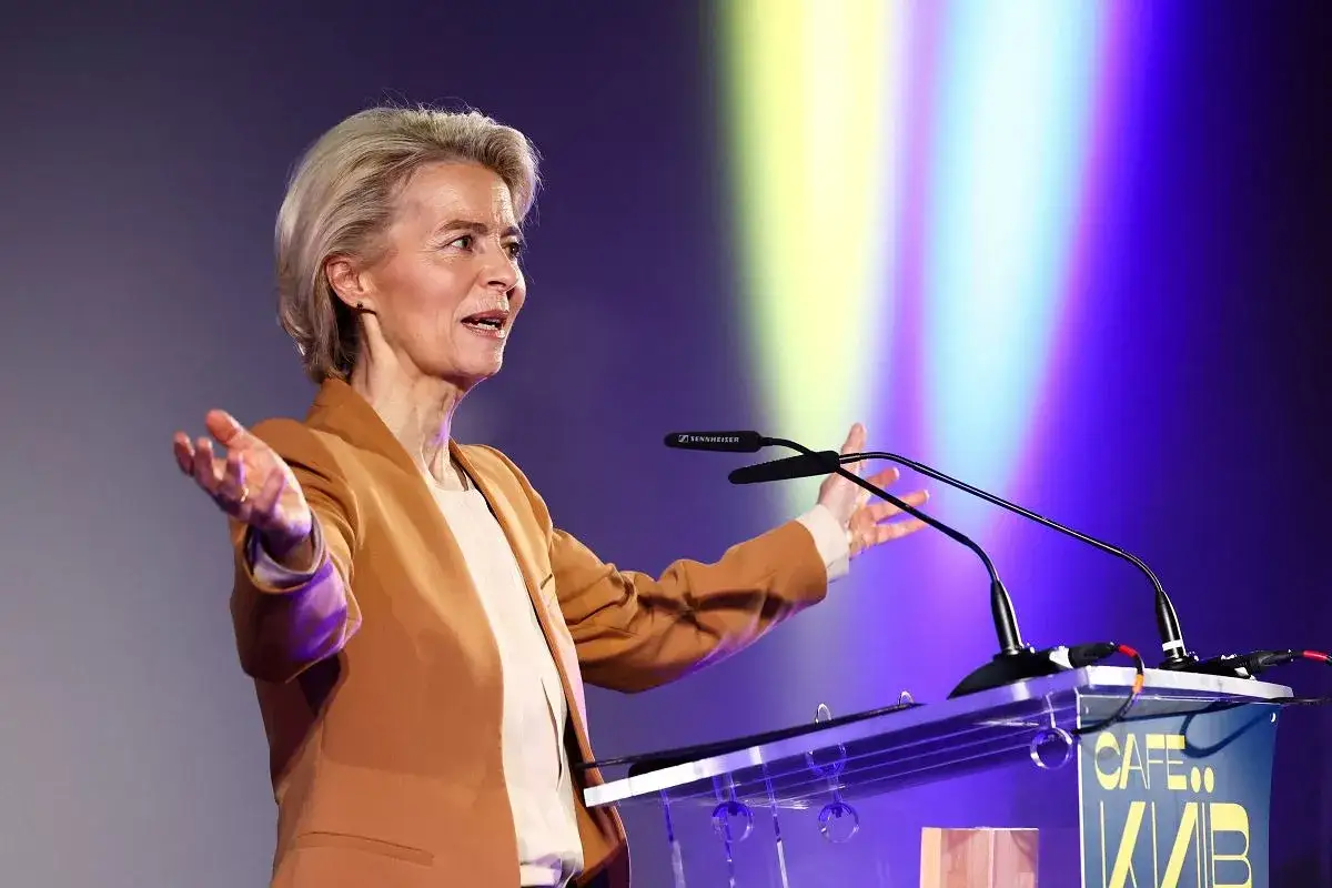 Ursula von der Leyen, która stoi przy mównicy, jest często kojarzona z inicjatywą Zielonego Ładu w Unii Europejskiej.