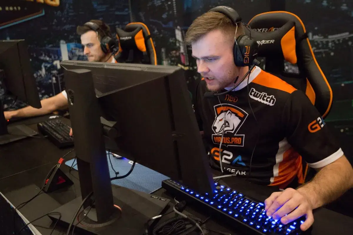 Gracz Counter-Strike używający klawiatury i myszy