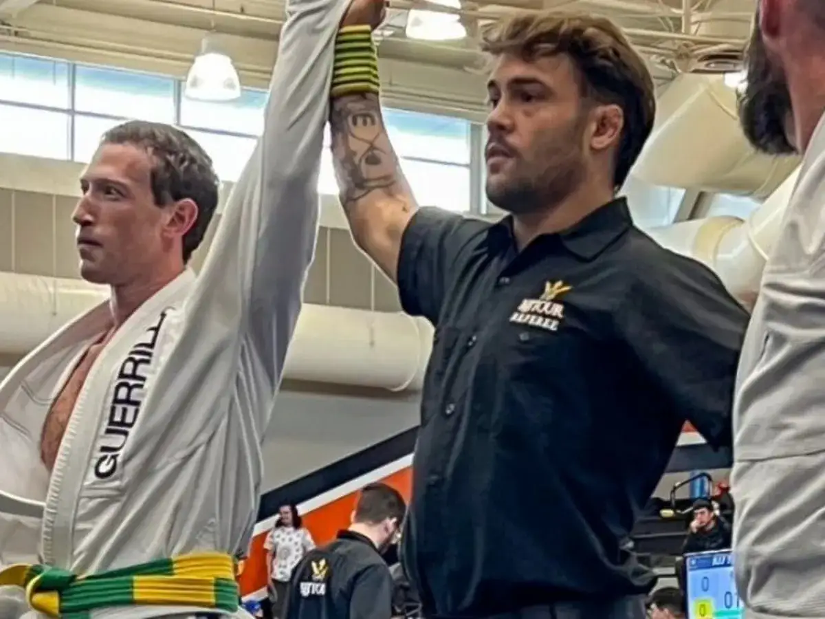 Mark Zuckerberg i en BJJ-match, med armen uppe efter en seger.