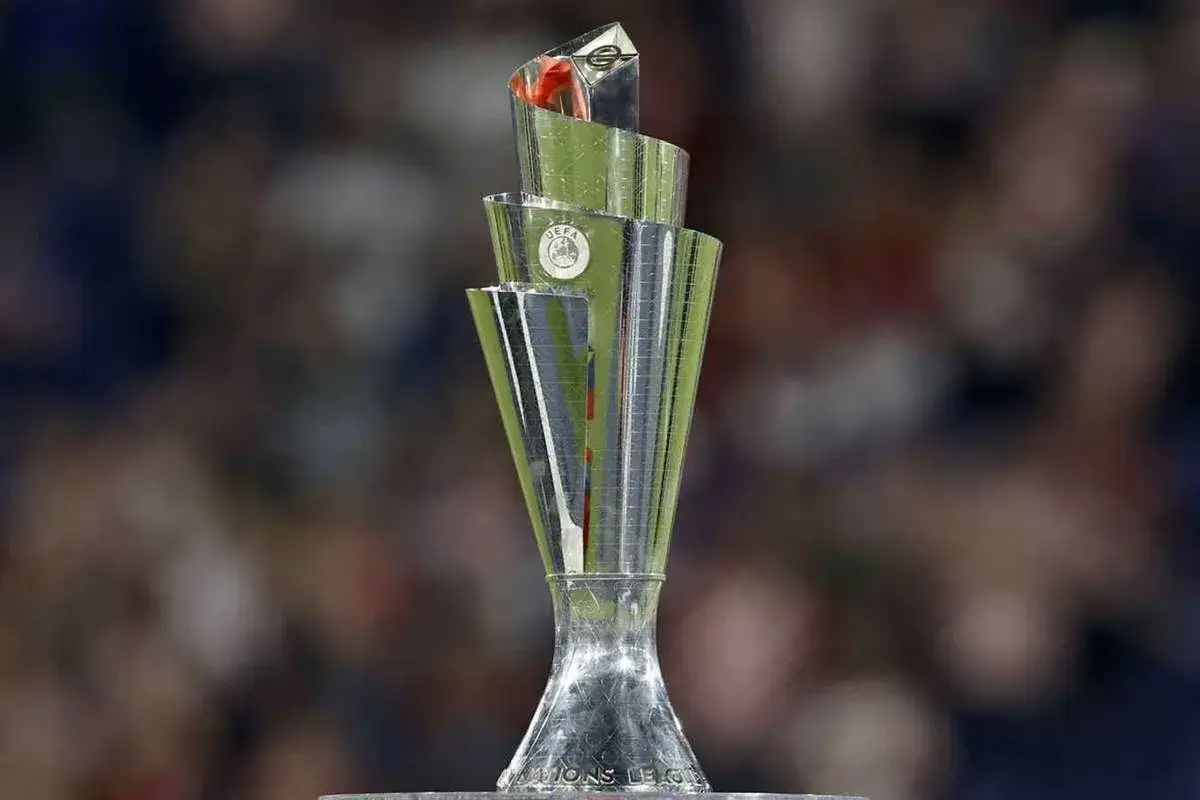 Trofeum Ligi Narodów, symbol historii i rywalizacji w europejskiej piłce nożnej.