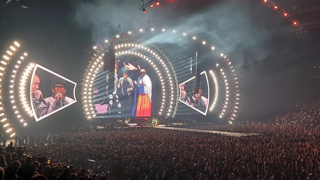 Concert des Black Eyed Peas &agrave; Paris, une foule immense sous un spectacle lumineux.