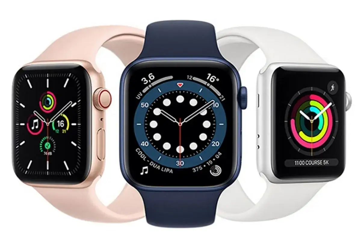 Trois Apple Watch, dont une avec bracelet rose et cadran activité, une bleue avec cadran météo et une blanche affichant un résumé de course. watchOS 26.