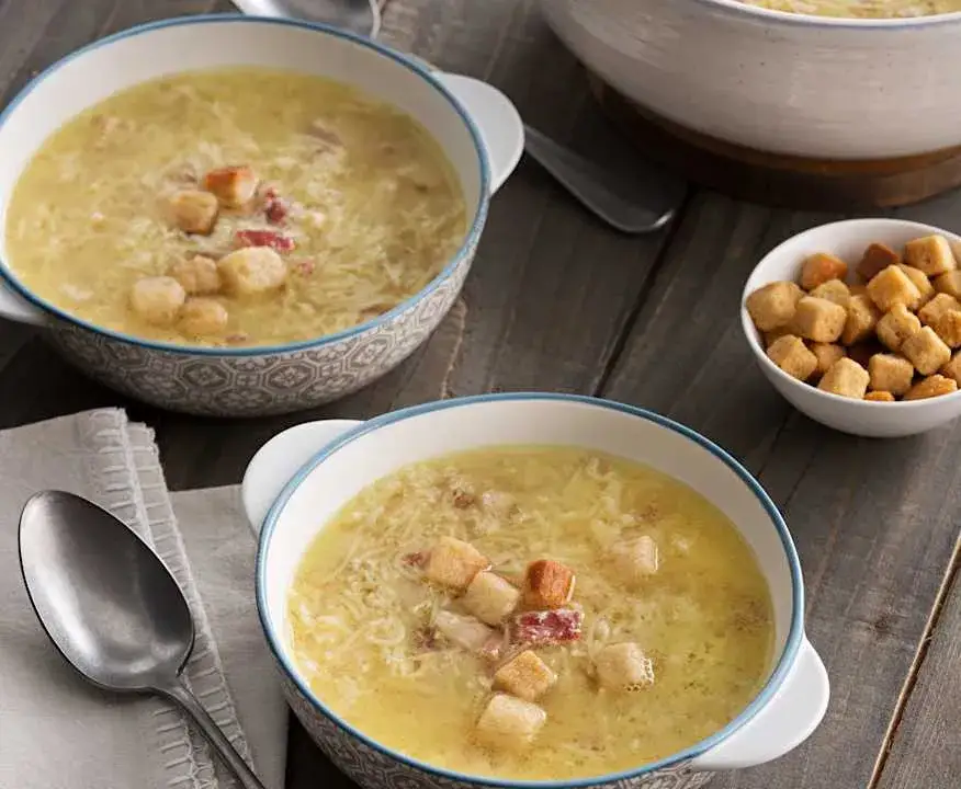 Sopa de picadillo con fideos terminada y lista para servir
