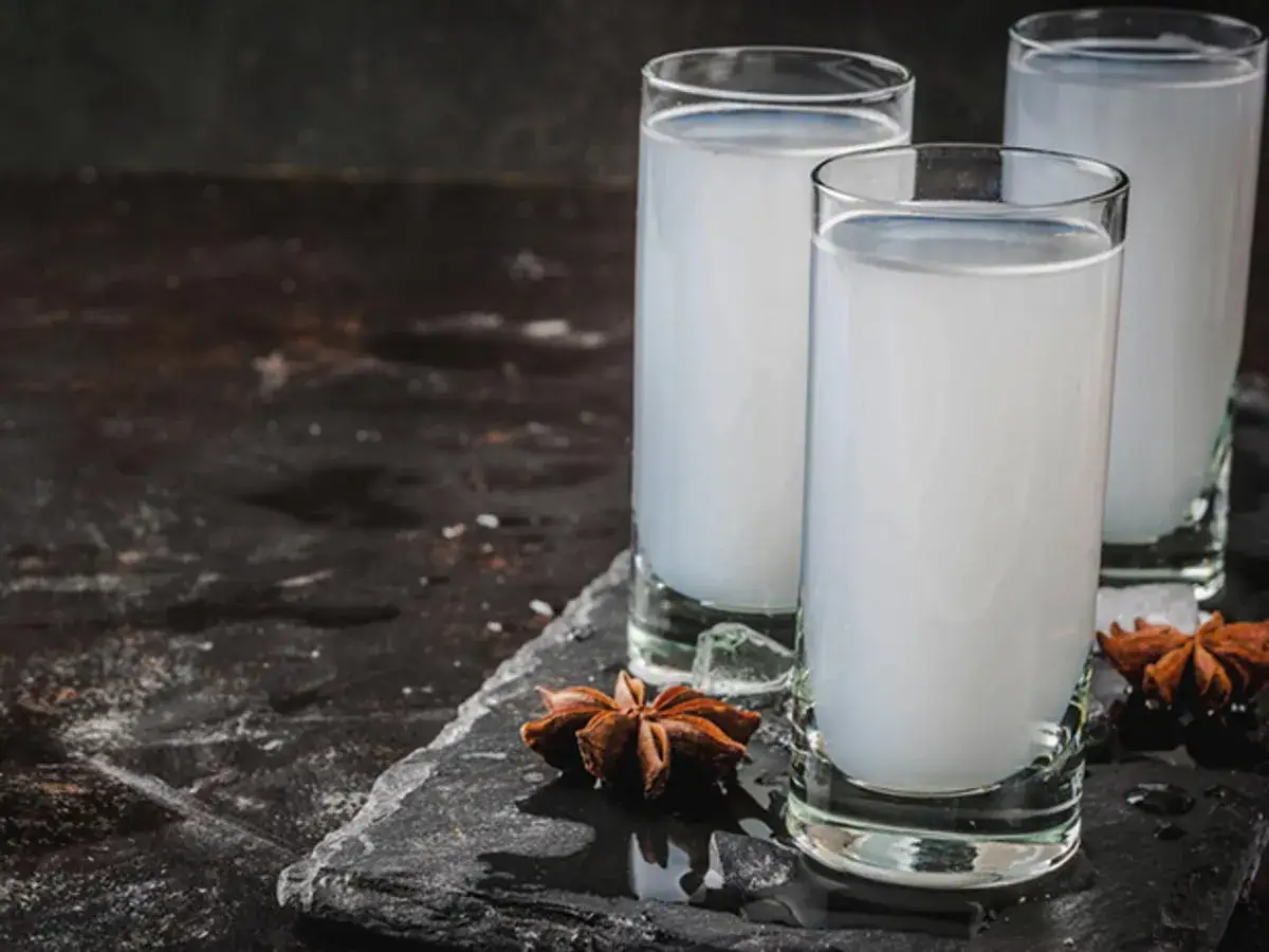 Drei Gl&auml;ser milchig-wei&szlig;en Ouzo, bereit zum Genie&szlig;en. Vielleicht ein Anreiz, Ouzo selber machen zu wollen? Sternanis und Eisw&uuml;rfel garnieren.
