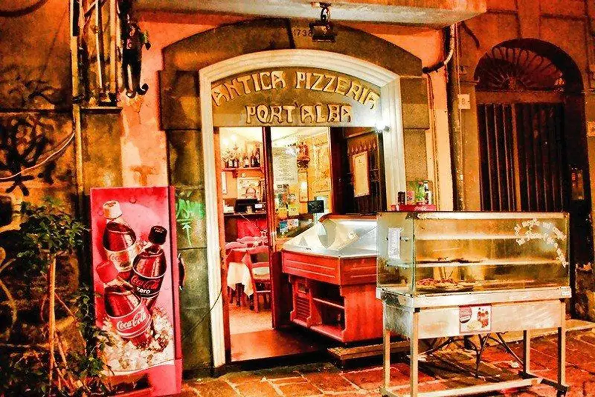 Antica Pizzeria Port'Alba, najstarsza pizzeria w Neapolu, zaprasza na autentyczną pizzę.