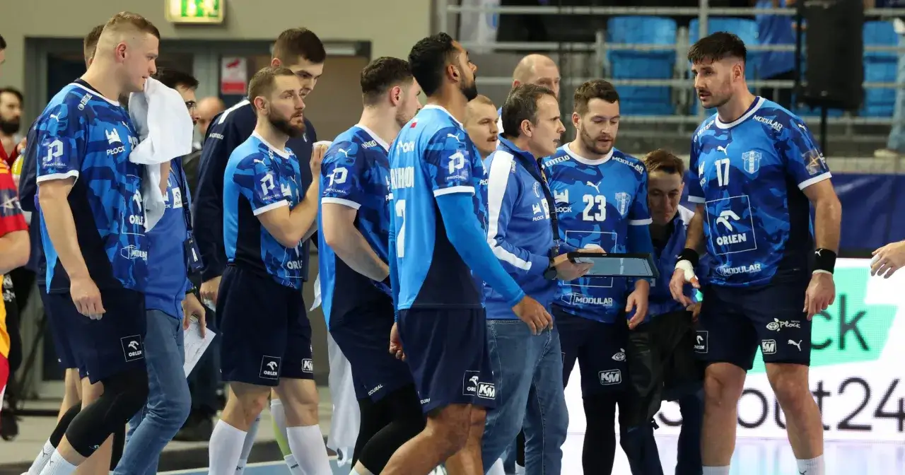 Drużyna ORLEN Wisła Płock w niebieskich strojach, gotowa do gry. Transfery w klubie budzą nadzieję na sukcesy.