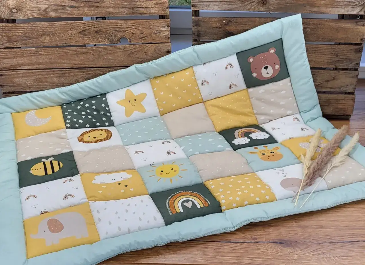 Bunte Krabbeldecke mit Tiermotiven wie B&auml;r, Elefant, Giraffe und Sternen. Ein tolles Schnittmuster f&uuml;r ein Babygeschenk.