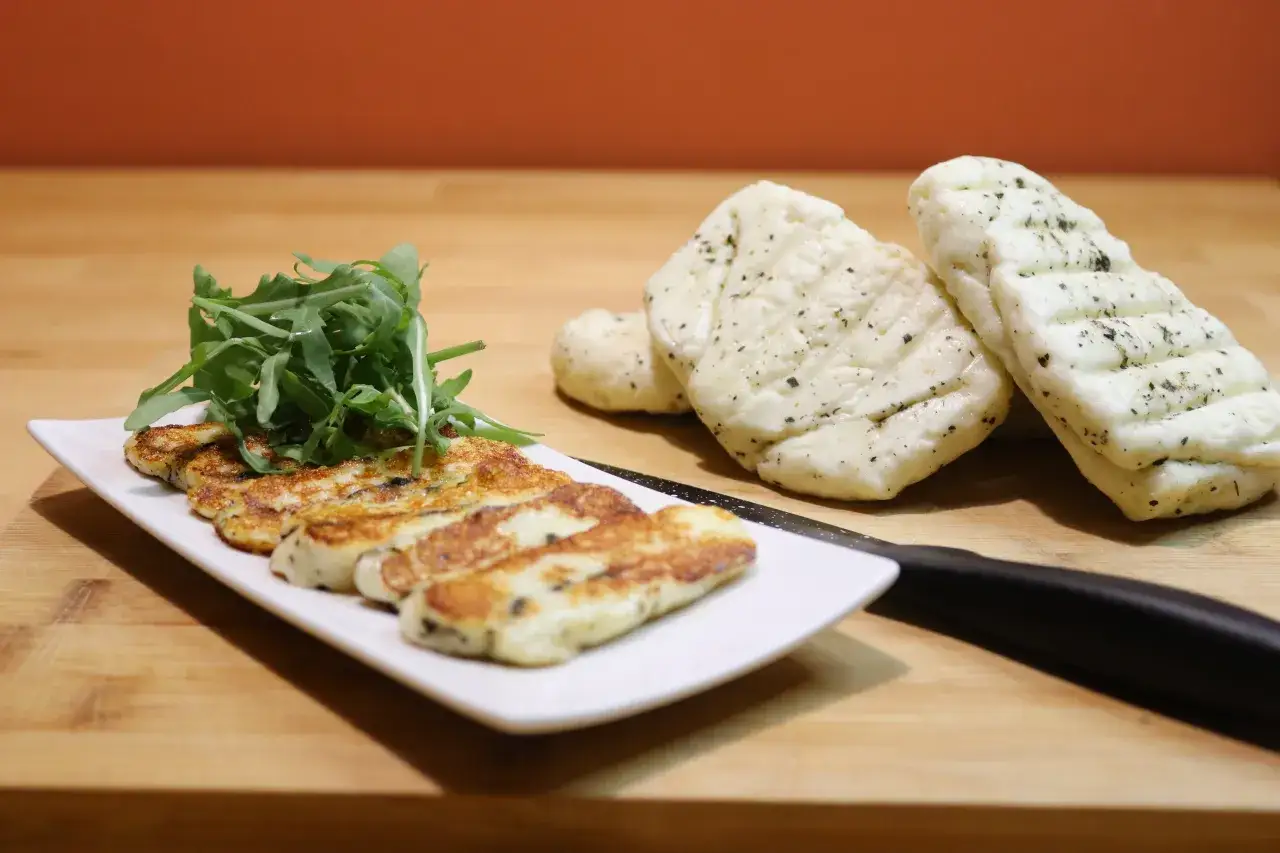 Halloumi na talerzu, ser halloumi, cypryjski ser