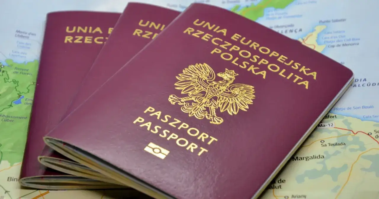 Paszporty Polski na tle mapy. Czy na Wyspy Kanaryjskie potrzebny jest paszport? Tak, jeśli podróżujesz z kraju spoza strefy Schengen.