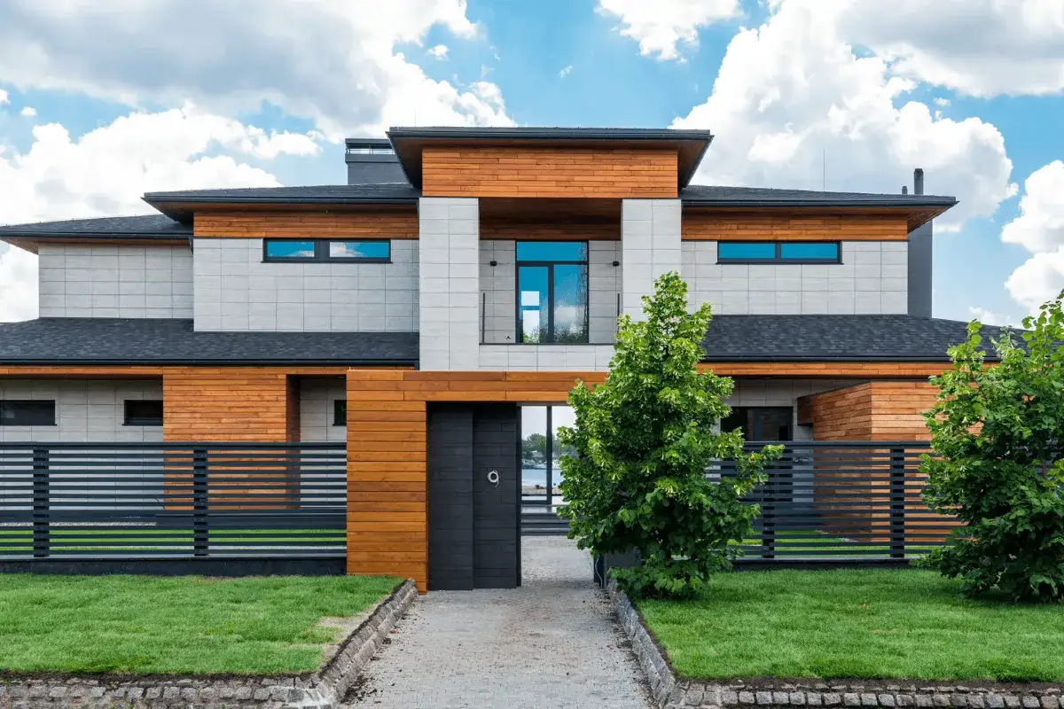 Maison moderne avec murs extérieurs combinant bois et pierre. Un exemple de quel matériaux pour mur extérieur choisir pour un look contemporain.
