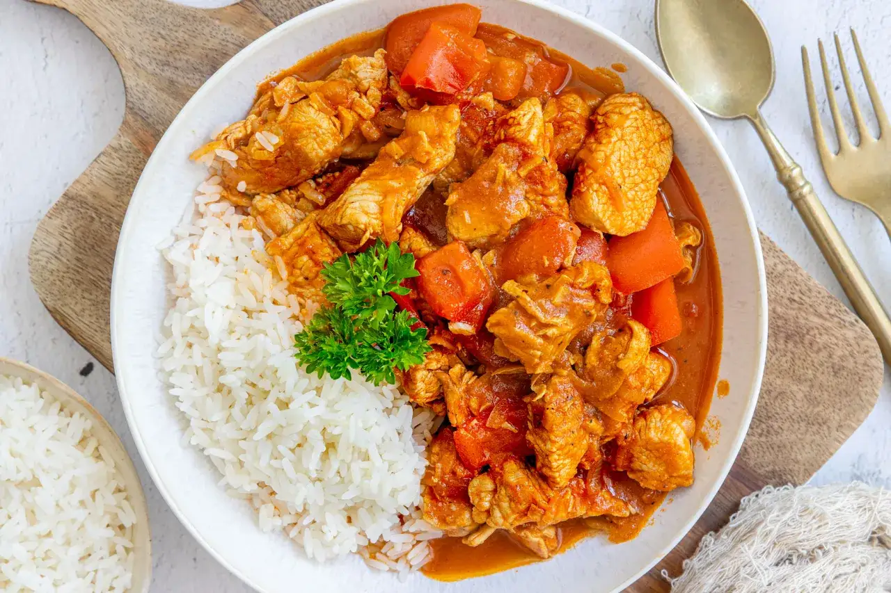 Herzhaftes Putengulasch mit Reis, ein köstliches Rezept für ein einfaches Abendessen.