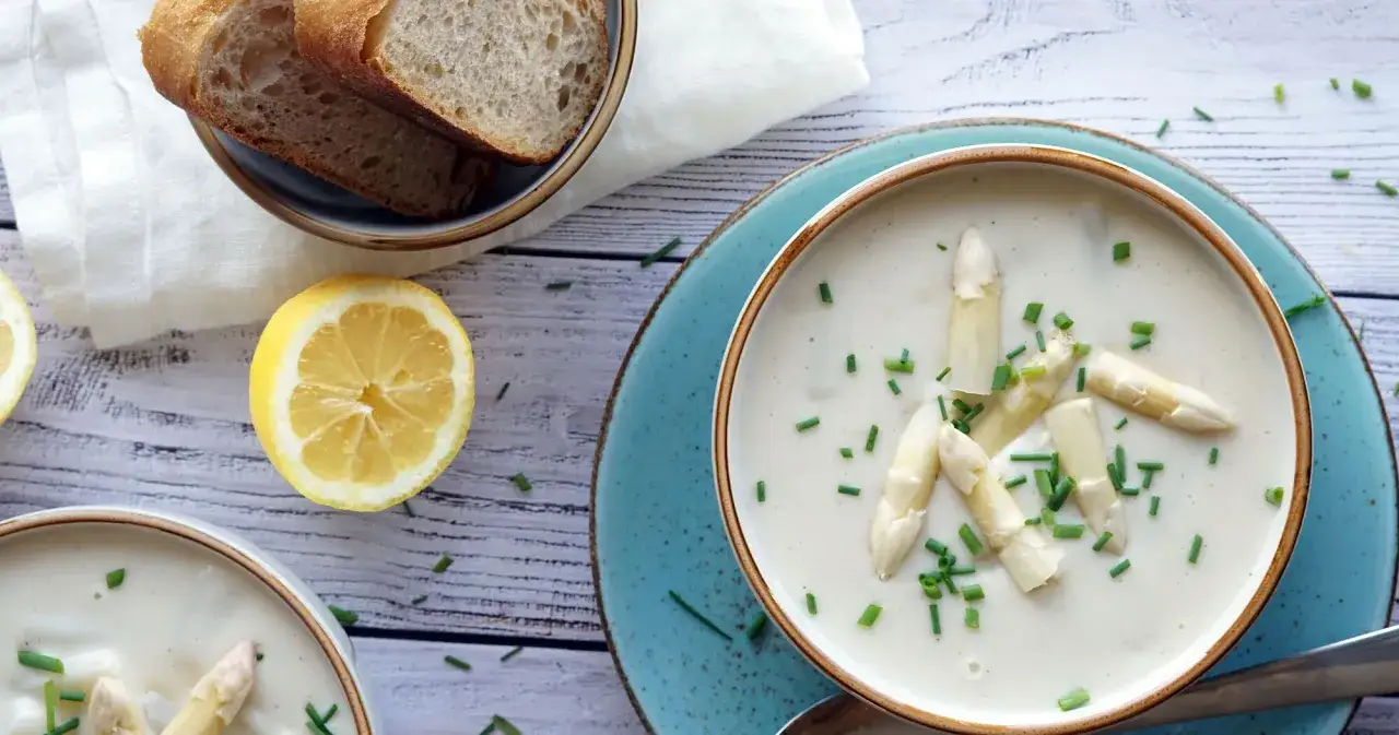Cremige Spargelsuppe mit frischen Spargelspitzen und Schnittlauch. Dazu gibt es knuspriges Brot und Zitronenspalten. Ein perfektes Spargelsuppe Rezept f&uuml;r den Fr&uuml;hling.