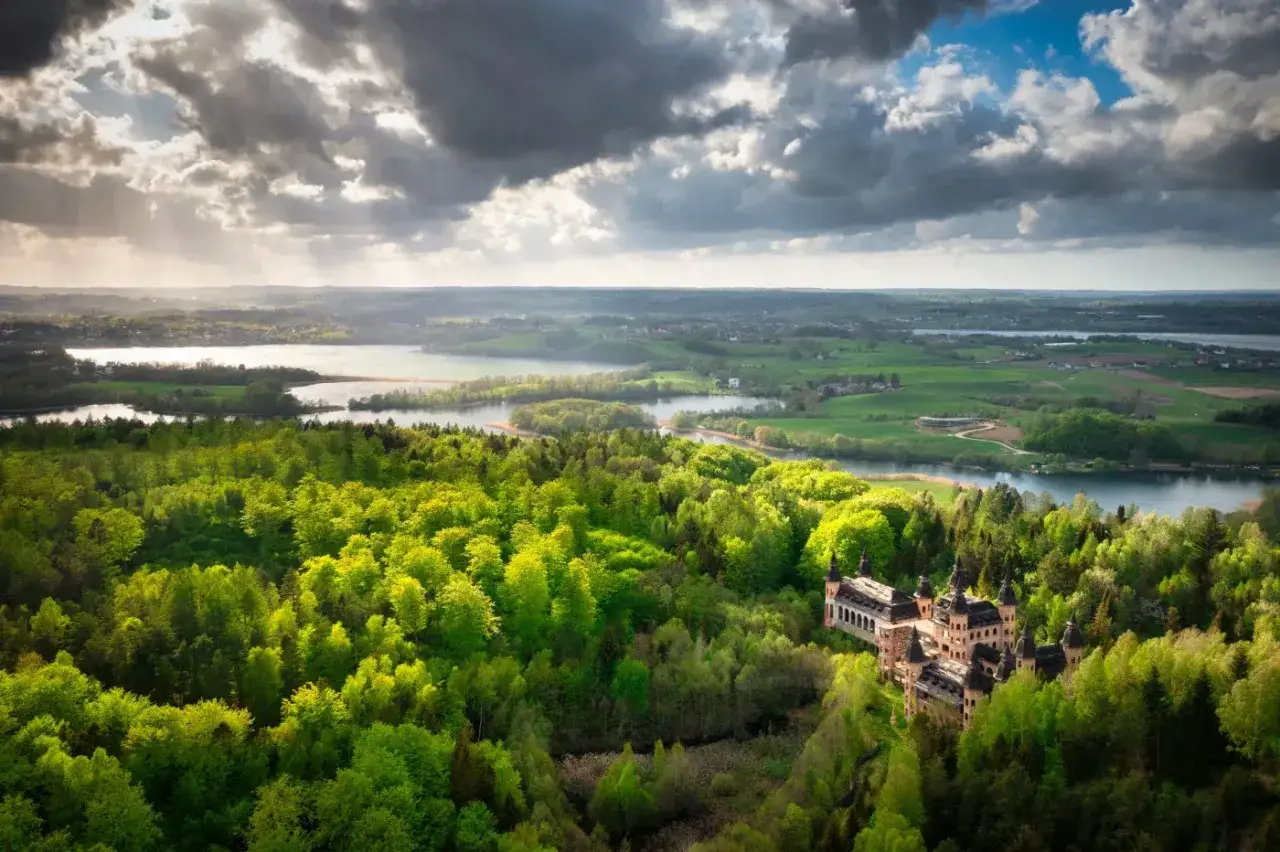 Zamek pośród zieleni, otoczony jeziorami i lasami. Tajemnicze miejsca na Kaszubach skrywają piękno natury i historii.