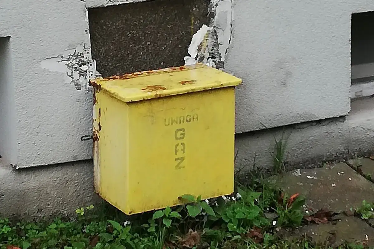 żółta szafka gazowa na elewacji