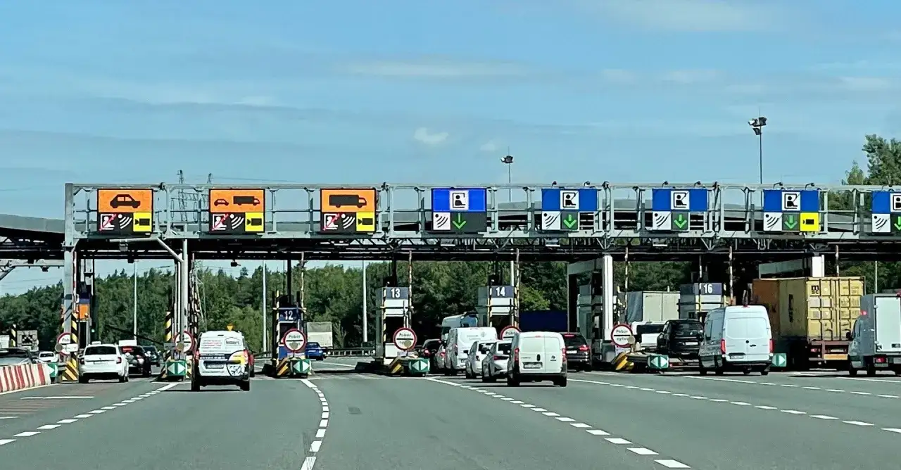 Koniec podróży autostradą A4. Opłaty Katowice-Kraków pobierane na bramkach. Samochody i ciężarówki czekają w kolejce.