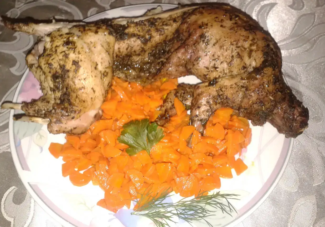 Pieczony królik z marchewką, idealny na obiad. Prosty królik przepis, który zachwyci każdego.