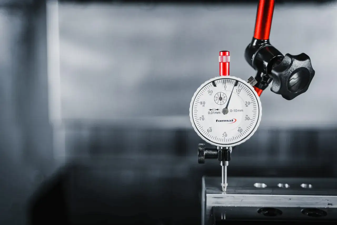 Reloj comparador de alta precisión, mostrando cómo se mide la esfera de un reloj con exactitud milimétrica.