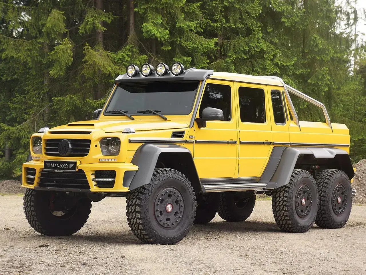 Ż&oacute;łty Mercedes-Benz G63 AMG 6x6 Mansory z sześcioma kołami, gotowy na terenowe wyzwania.