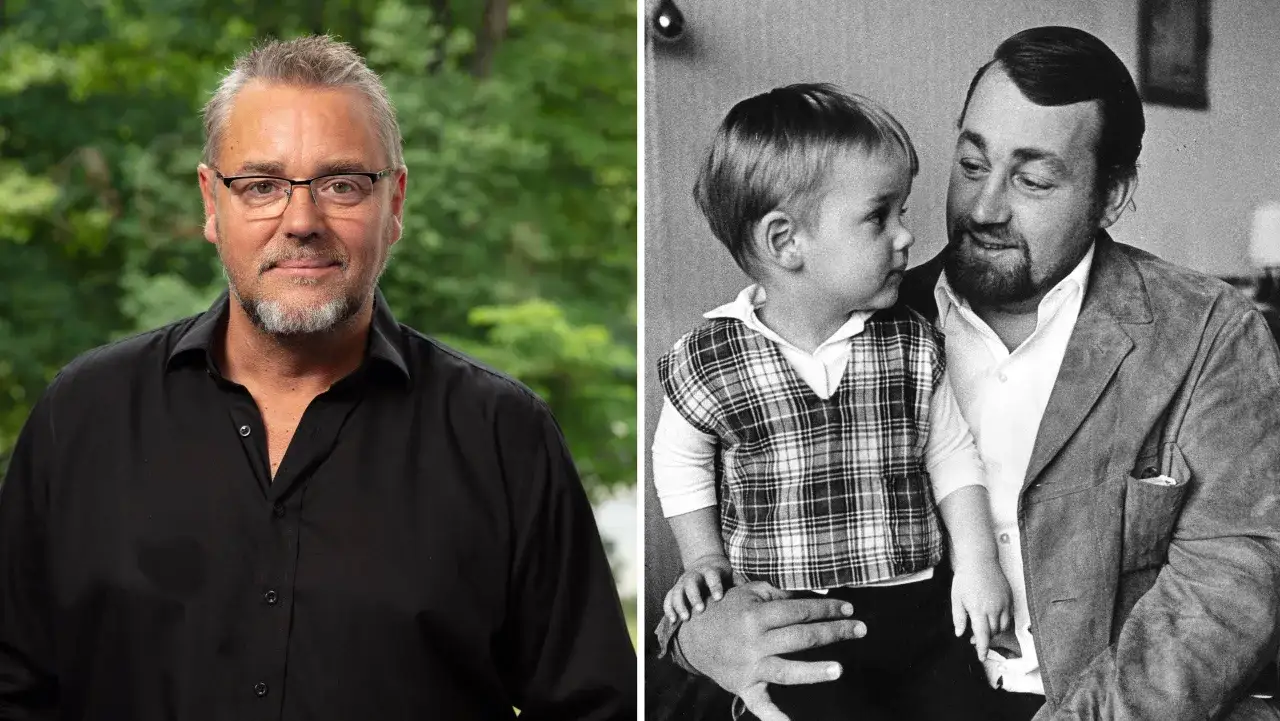 En man med glasögon och en svart skjorta bredvid en svartvit bild av Cornelis Vreeswijk med sitt barn.