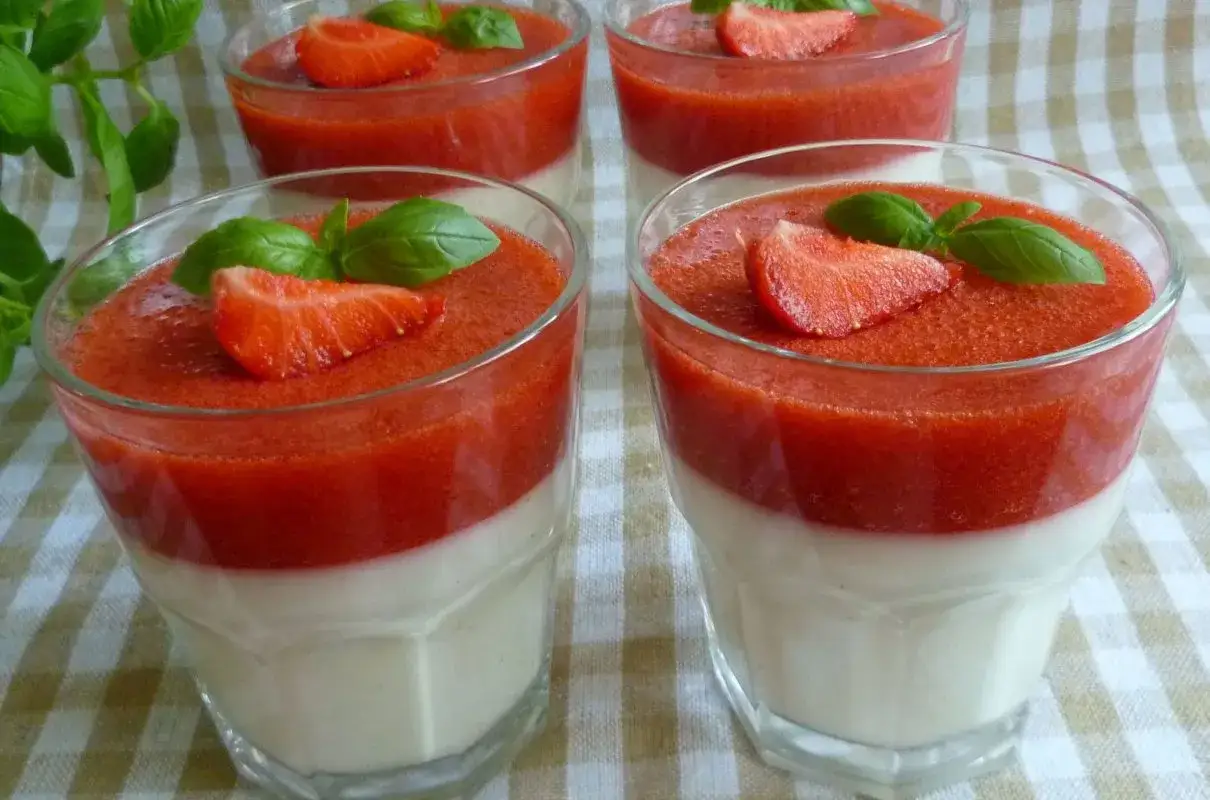 Jak zrobić mus truskawkowy z mrożonych truskawek? Panna cotta z musem truskawkowym i bazylią.