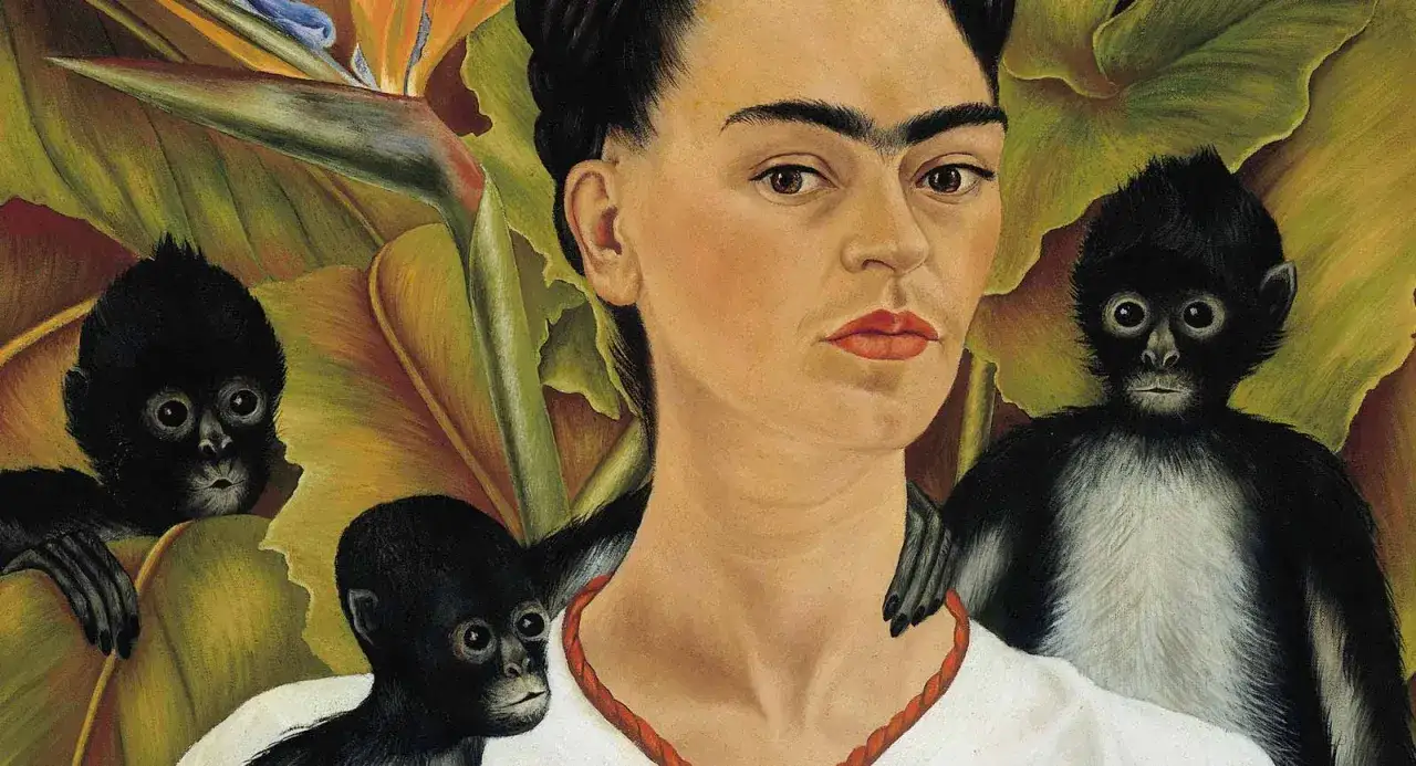 Frida Kahlo, otoczona małpami i bujną roślinnością, w swoim charakterystycznym stylu. Jej tw&oacute;rczość to odważne portrety i symbolizm.