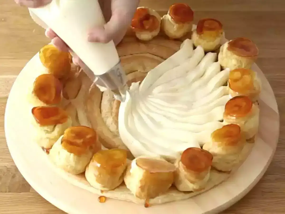 Decorazione di una torta con crema chiboust ricetta originale, con sac &agrave; poche che crea un motivo a ventaglio.
