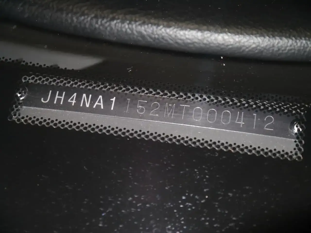 Tabliczka z numerem silnika JH4NA1152MT000412.
