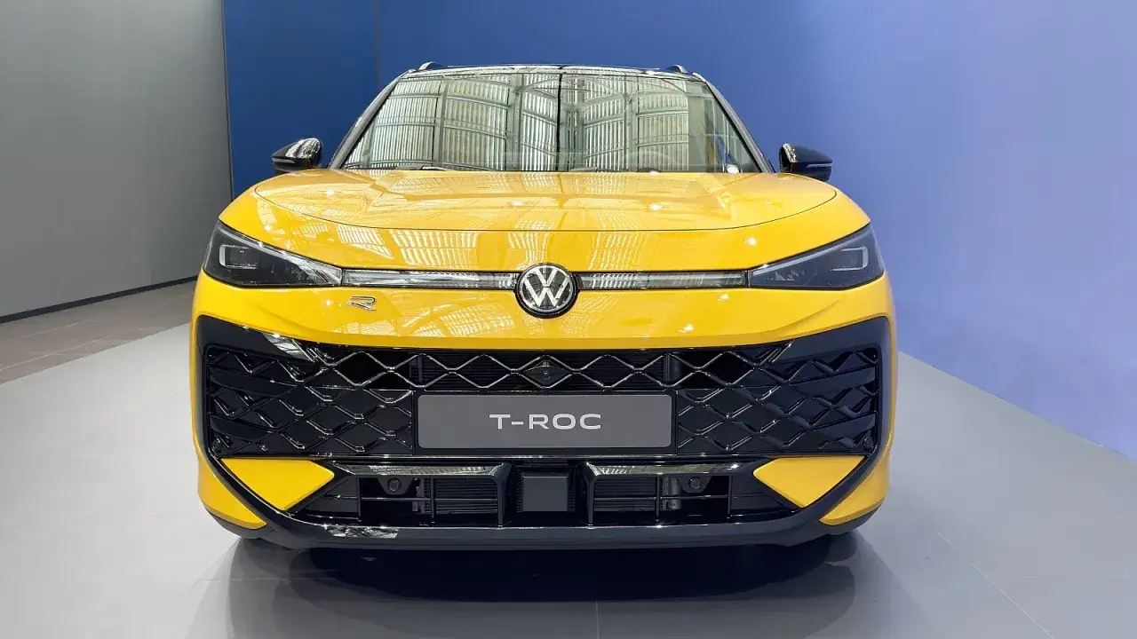 Żółty Volkswagen T-Roc 2026 z czarnymi detalami i nowoczesnym grillem.
