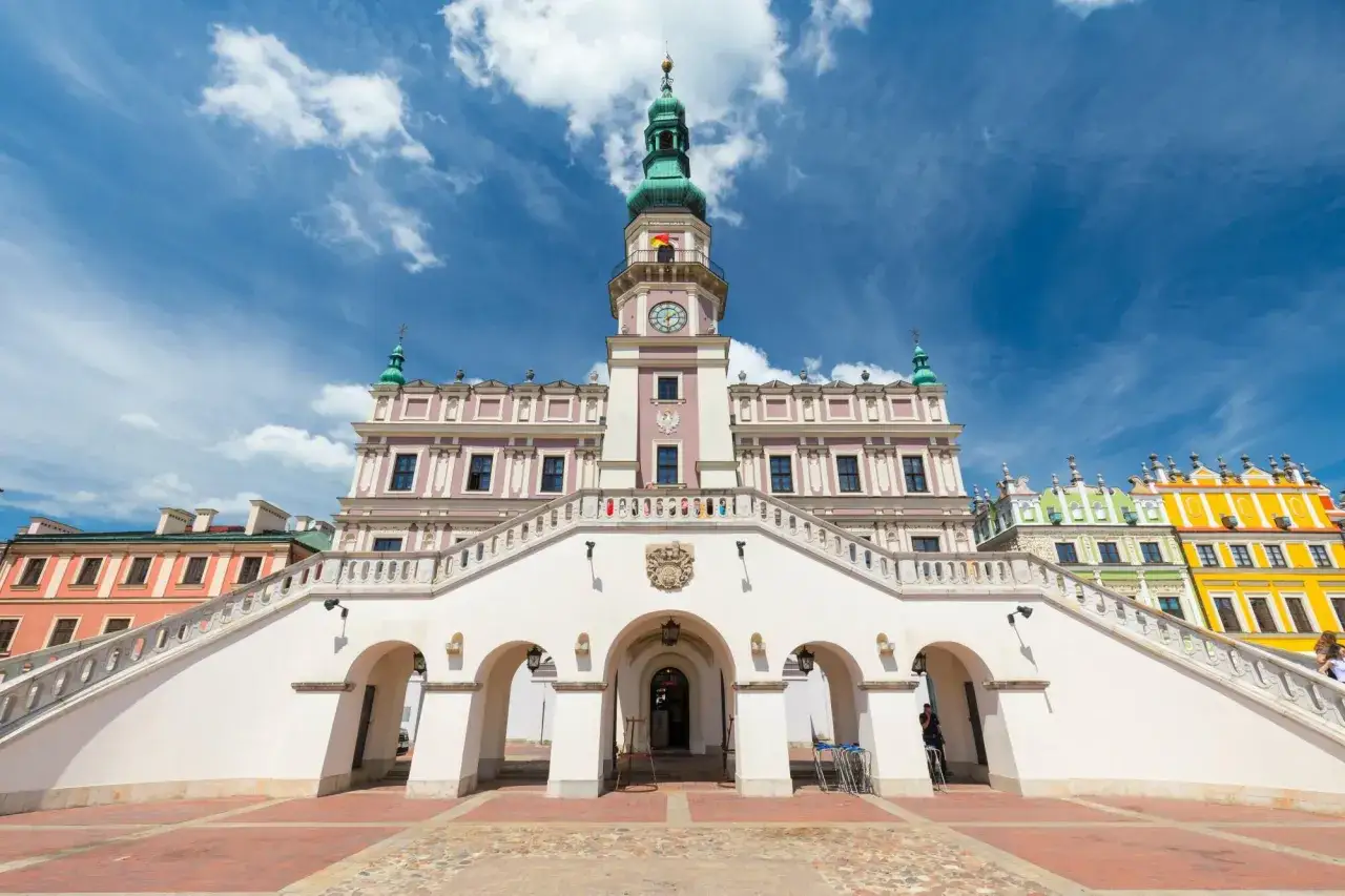 Ratusz na Rynku Wielkim w Zamościu, perle renesansowej architektury. Kolorowe kamienice tworzą malowniczy krajobraz zamość stare miasto.