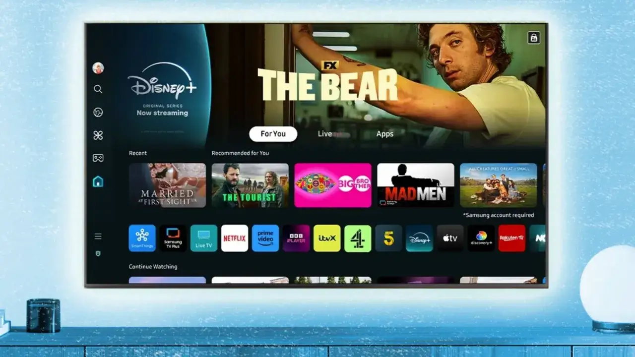 Co to jest smart tv? Ekran telewizora z interfejsem, na którym widać Disney+, Netflix, Prime Video i inne aplikacje streamingowe.