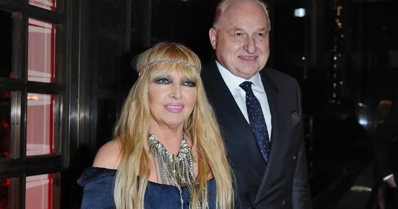 Kobieta z blond włosami i Andrzej Dużyński wiek. Elegancka para na wydarzeniu.