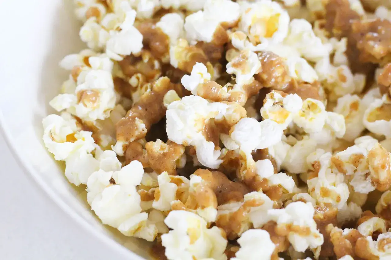 Chrupiący popcorn polany sosem karmelowym. Czy popcorn jest lekkostrawny? Zależy od dodatków, ten wygląda pysznie!