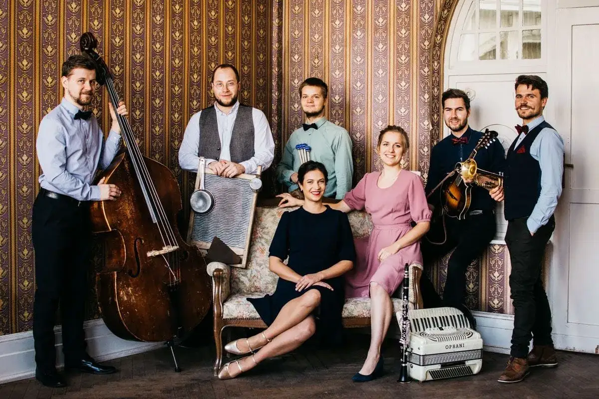 Warszawska Orkiestra Sentymentalna: siedmiu muzyków z kontrabasem, mandoliną, akordeonem i klarnetem.