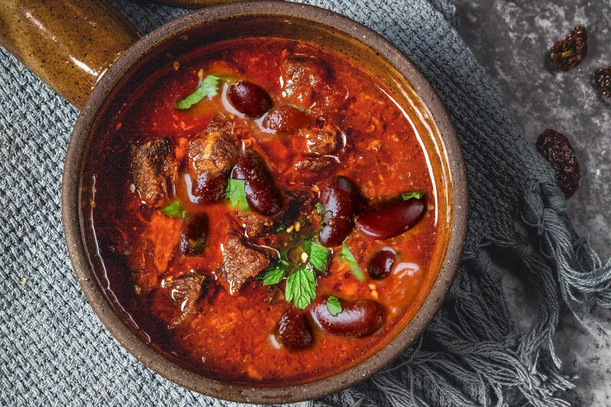 Herzhaftes Chili con Carne original mit Rindfleisch und Kidneybohnen, garniert mit frischer Petersilie.