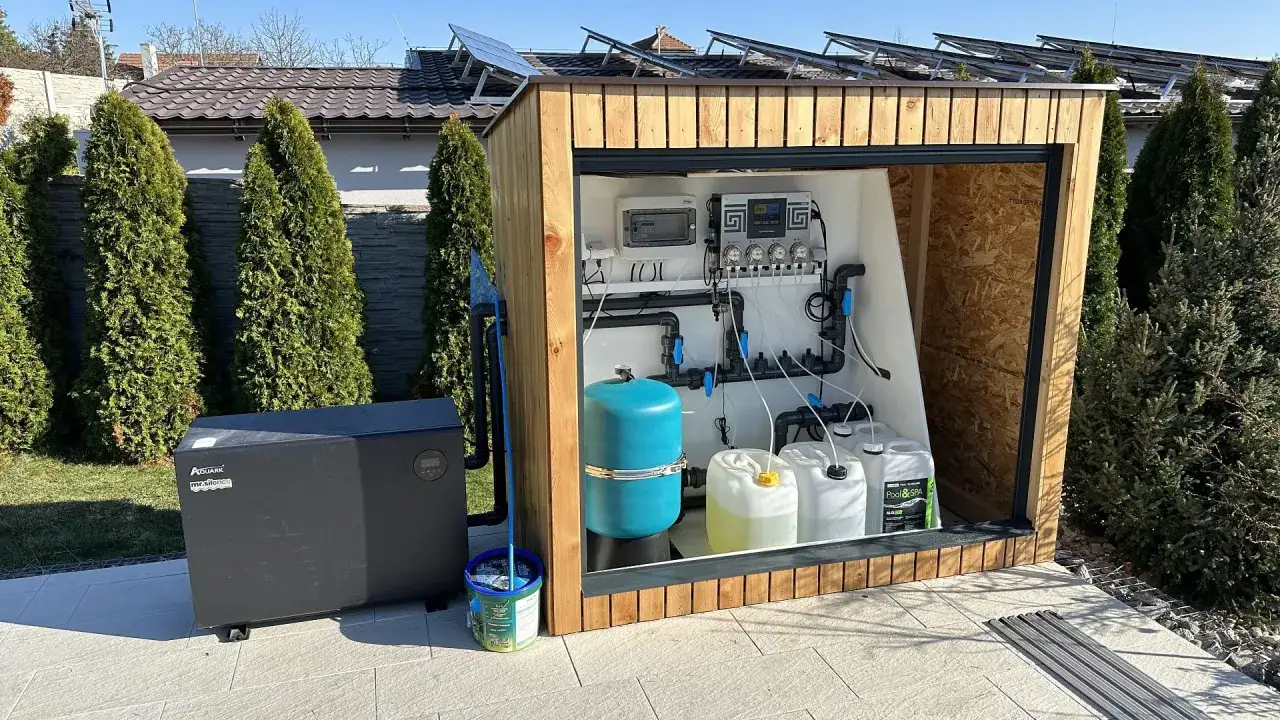 Poolteknik med doseringspumpar och behållare för klor utan cyanursyra. En värmepump står bredvid.