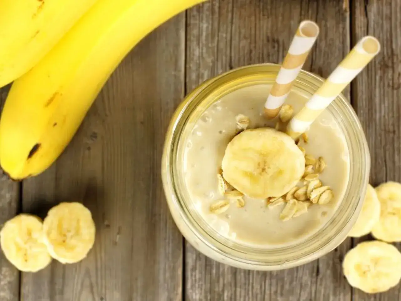 Bananowy koktajl z płatkami owsianymi, idealny na śniadanie wspierające odchudzanie.