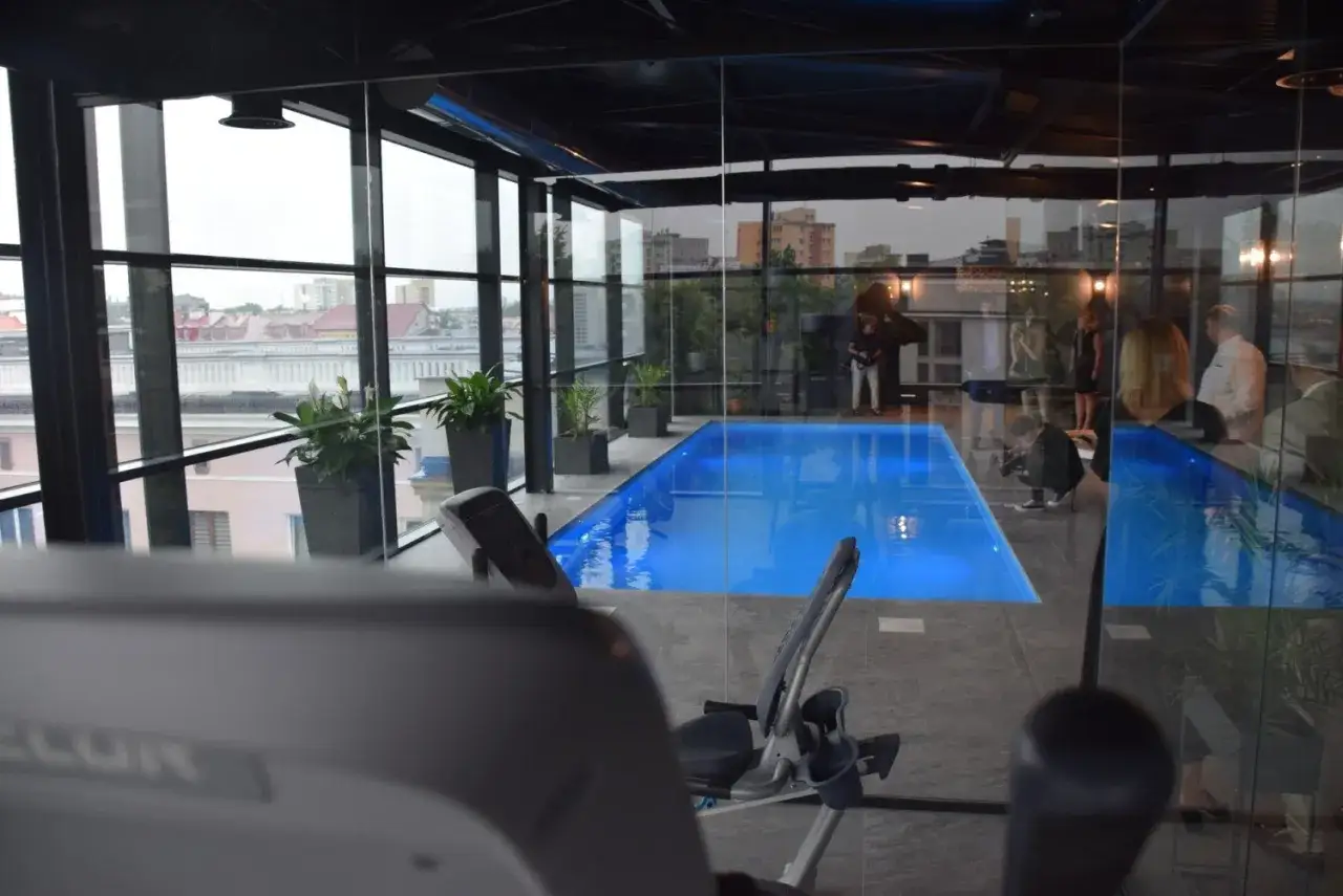 Nowoczesny hotel spa w Białymstoku z basenem i siłownią. Widok na miasto przez panoramiczne okna.
