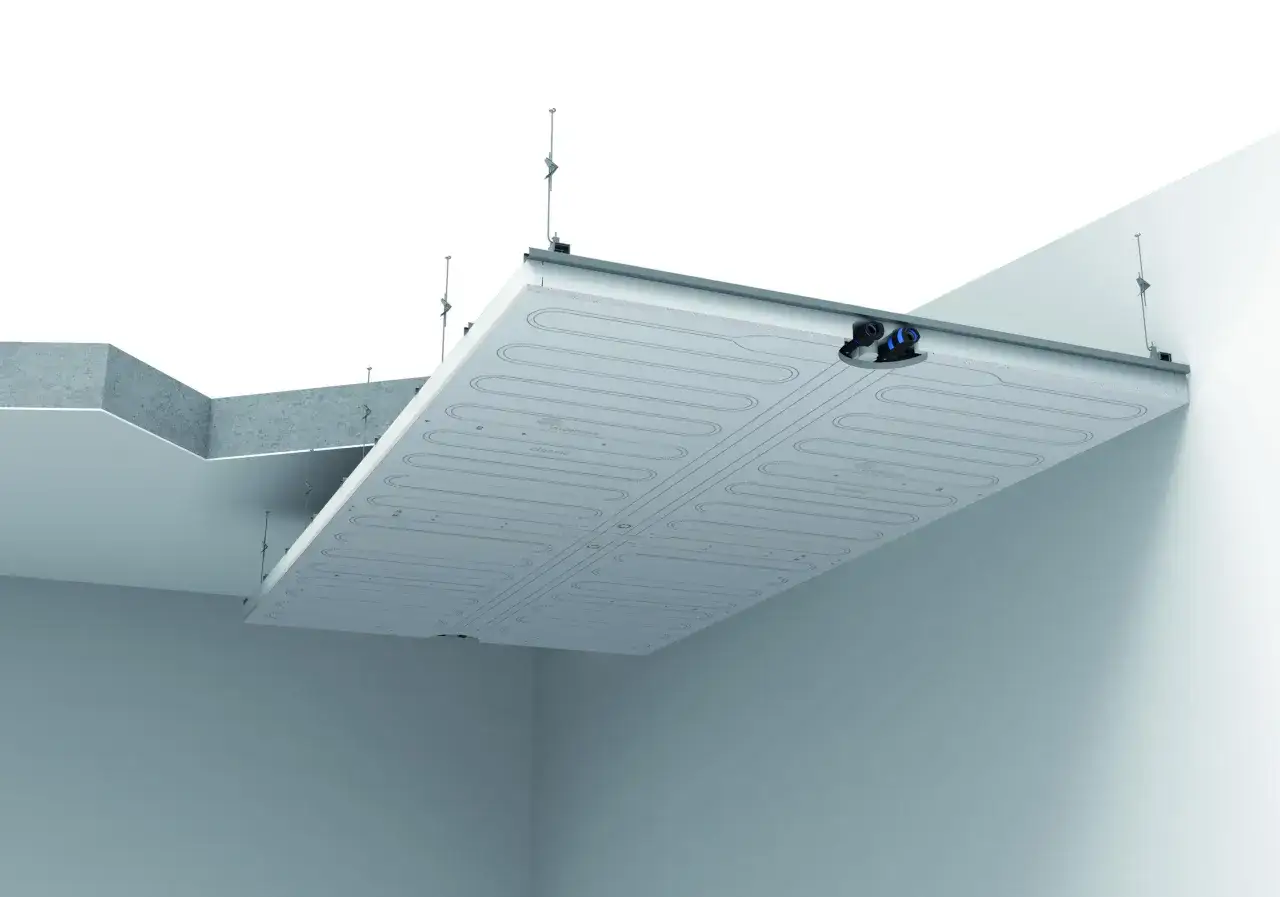 Pannelli per il raffrescamento con termosifoni a soffitto, con tubi a vista e fissaggi.