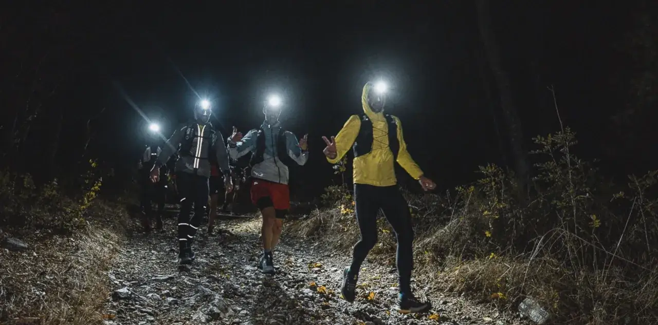 Des coureurs s'&eacute;lancent dans l'obscurit&eacute;, leurs lampes frontales &eacute;clairant le sentier rocailleux. Une course de nuit palpitante dans la nature sauvage.