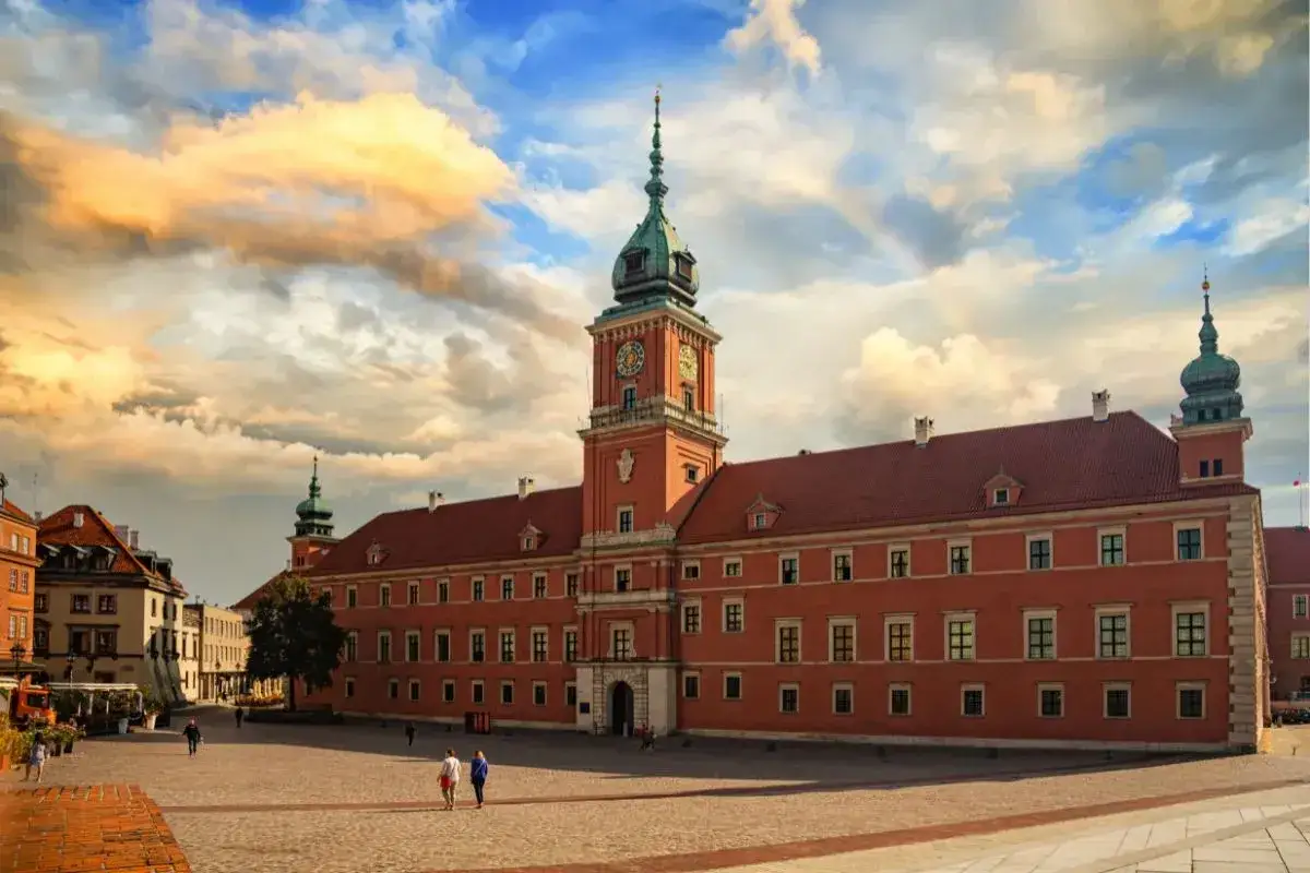 Zamek Królewski w Warszawie, symbol odrodzenia i potęgi, z wieżą zegarową i renesansową architekturą.