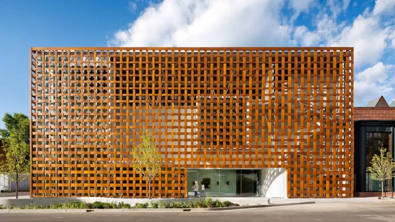 Edifici in legno famosi con un'affascinante facciata a intreccio di legno che crea un gioco di luci e ombre.