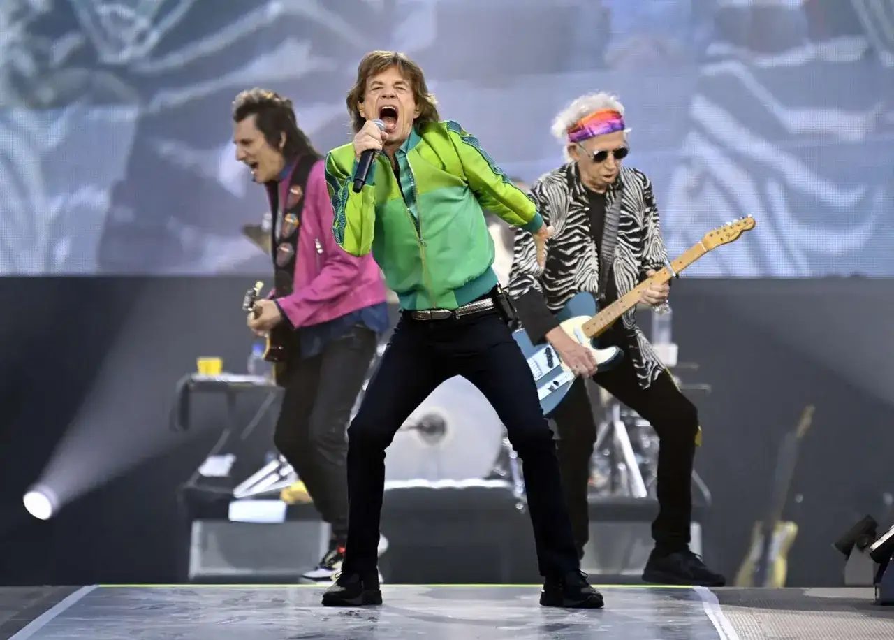 Mick Jagger singt, w&auml;hrend Keith Richards und Ronnie Wood Gitarre spielen. Die Rolling Stones rocken die B&uuml;hne, sie machen keine Fehler!