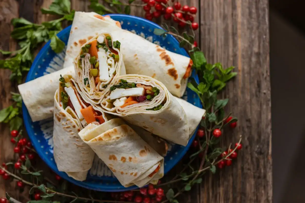 Wraps garnis avec des légumes frais et du fromage, une délicieuse recette tortilla.